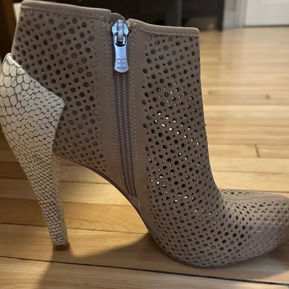 SOLD - BCBG shoes never used 8.5M - Picture 3 of 5